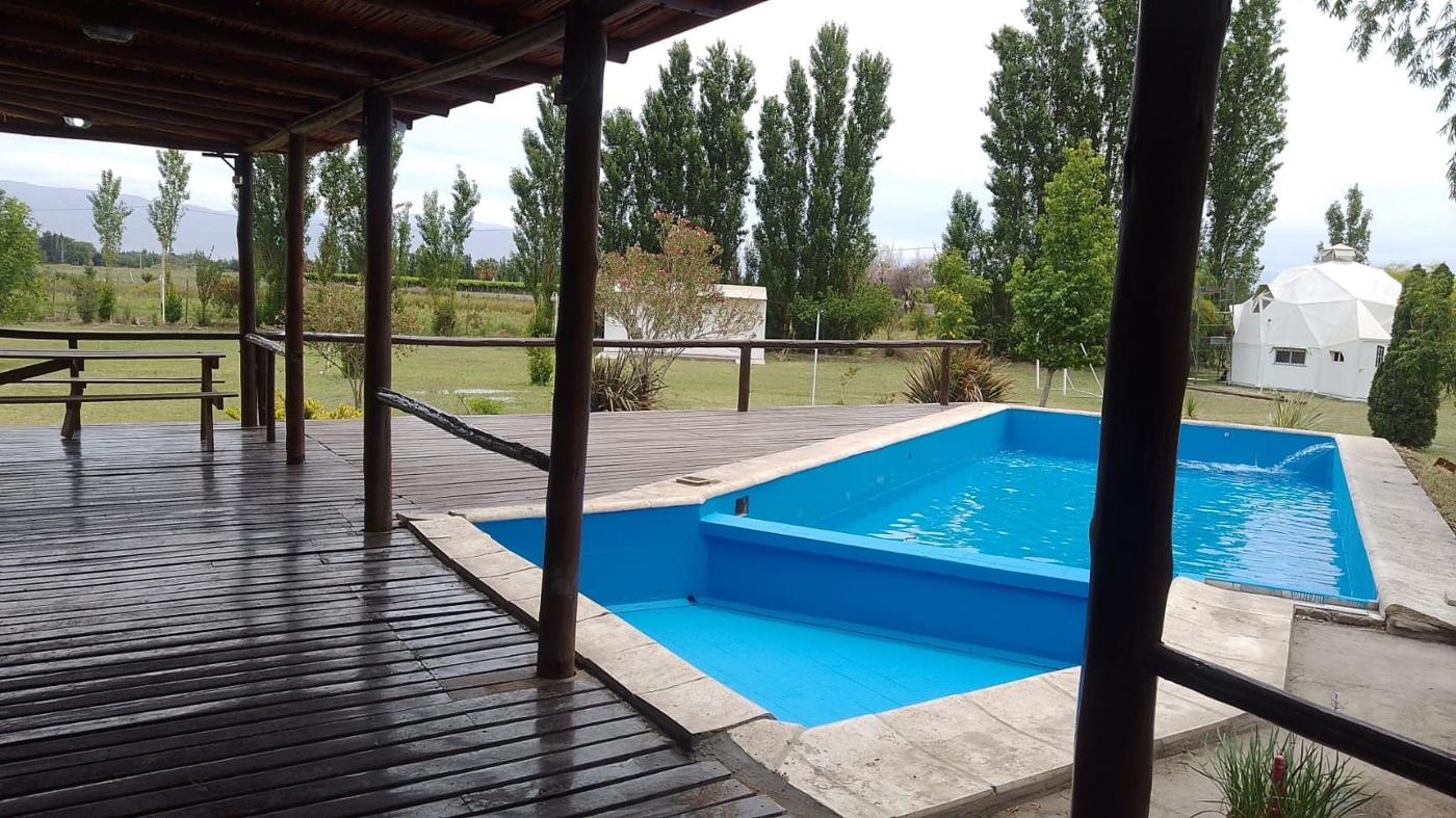 Deck de madera y pileta de la cabaña